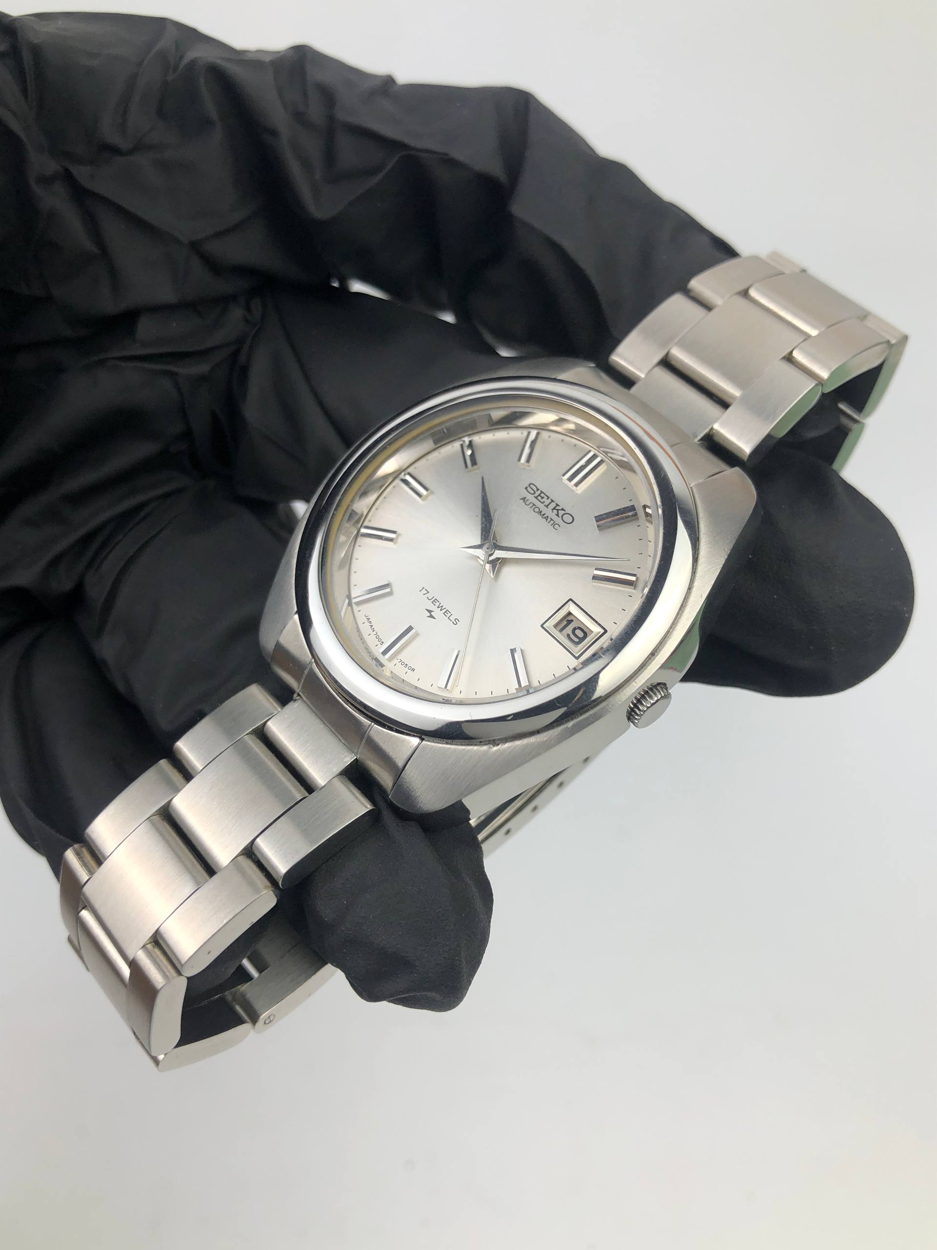 SEIKO AUTOMATIC 7005-7031 SILVER SUNBURST DIAL APPLIED INDEX STAINLESS STEEL - Gambar 3