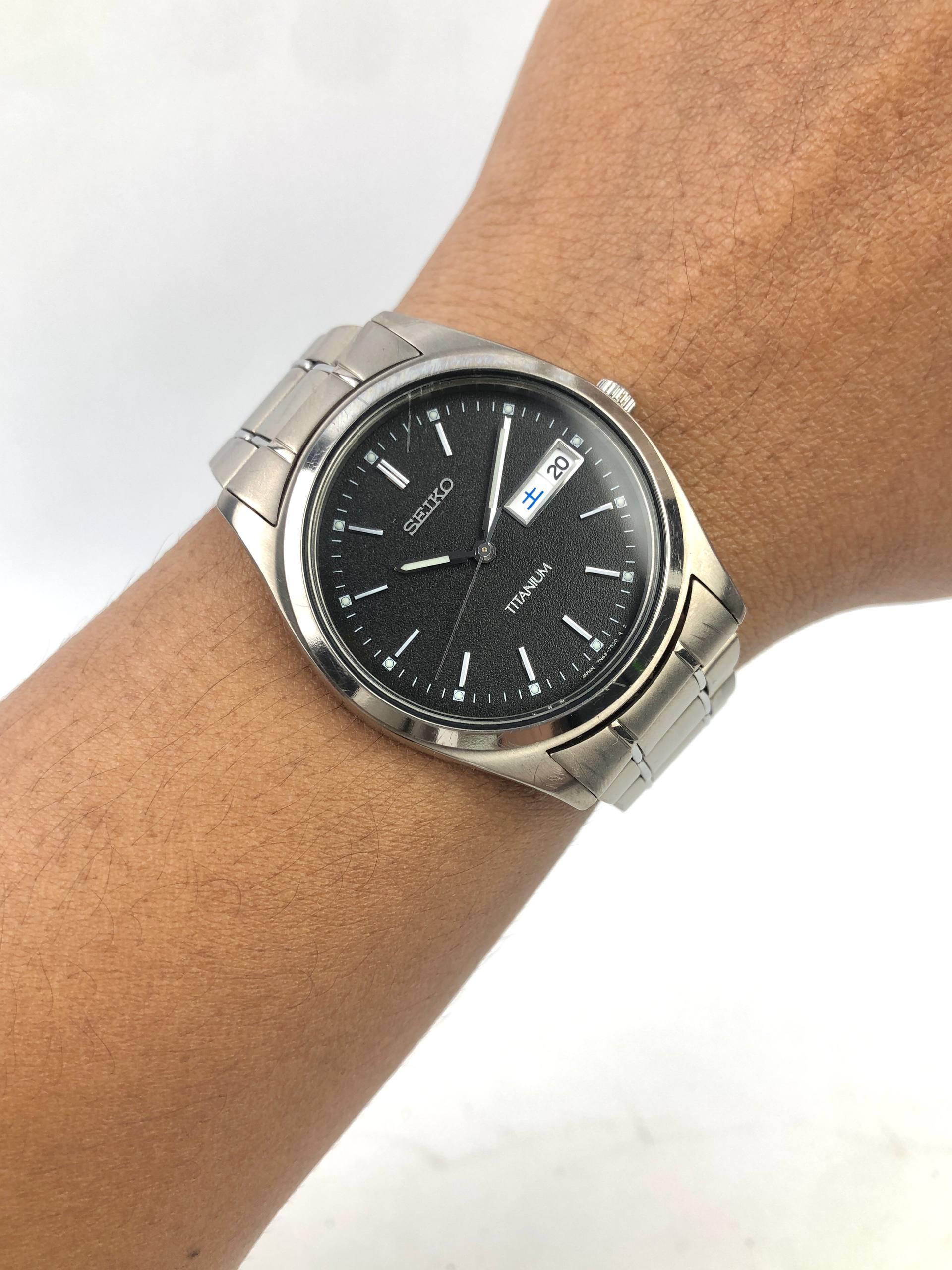 SEIKO 7N43-9090 TITANIUM JDM VINTAGE QUARTZ DAY DATE BLACK DIAL