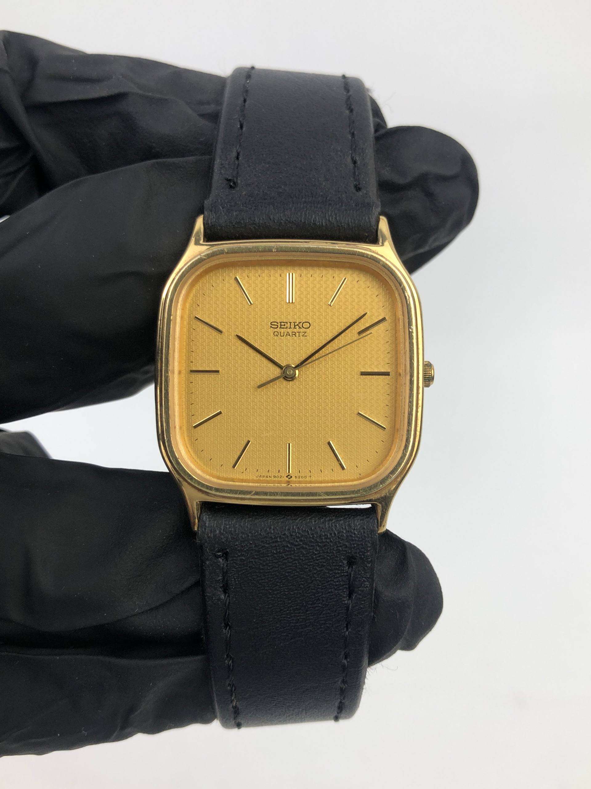 DRESSWATCH SEIKO QUARTZ TEXTURED GOLD DIAL JAPAN - Gambar 2