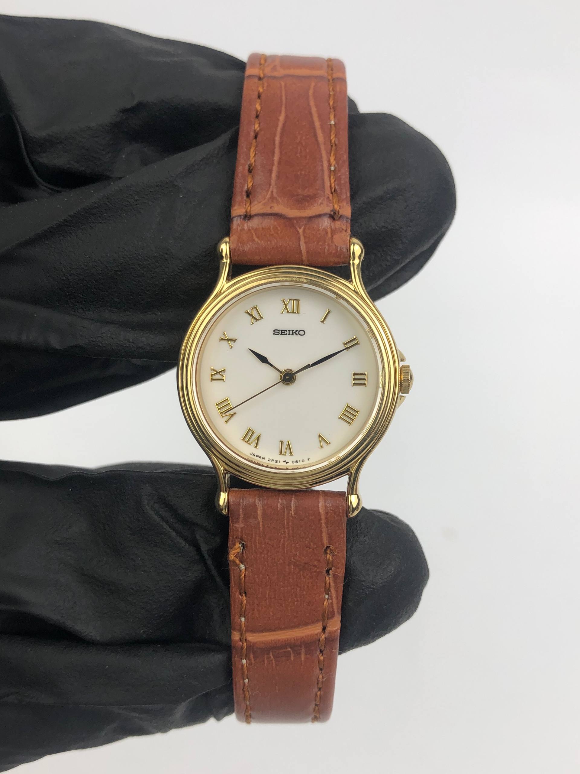 SEIKO 2P21-0200 ROUND ROMAN DIAL GOLD CASE - Gambar 2