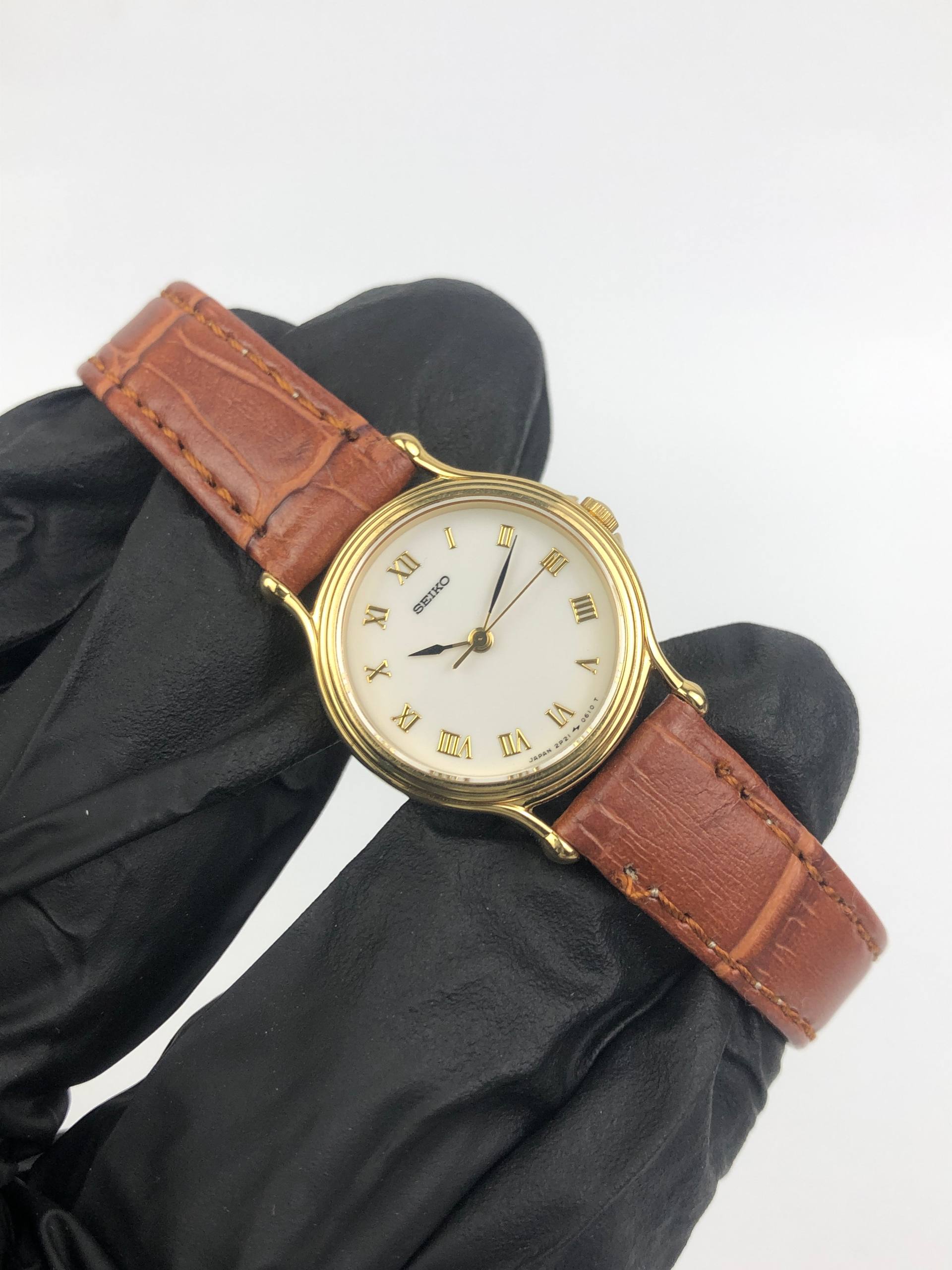 SEIKO 2P21-0200 ROUND ROMAN DIAL GOLD CASE - Gambar 4