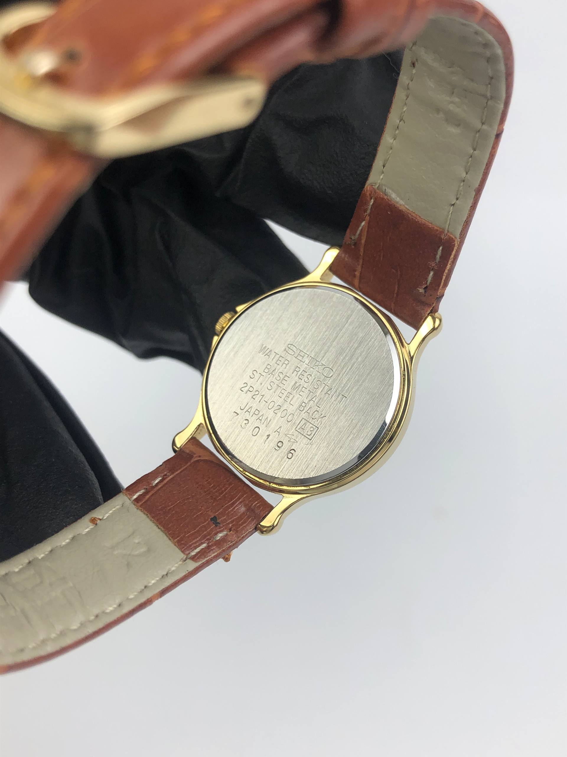 SEIKO 2P21-0200 ROUND ROMAN DIAL GOLD CASE - Gambar 8