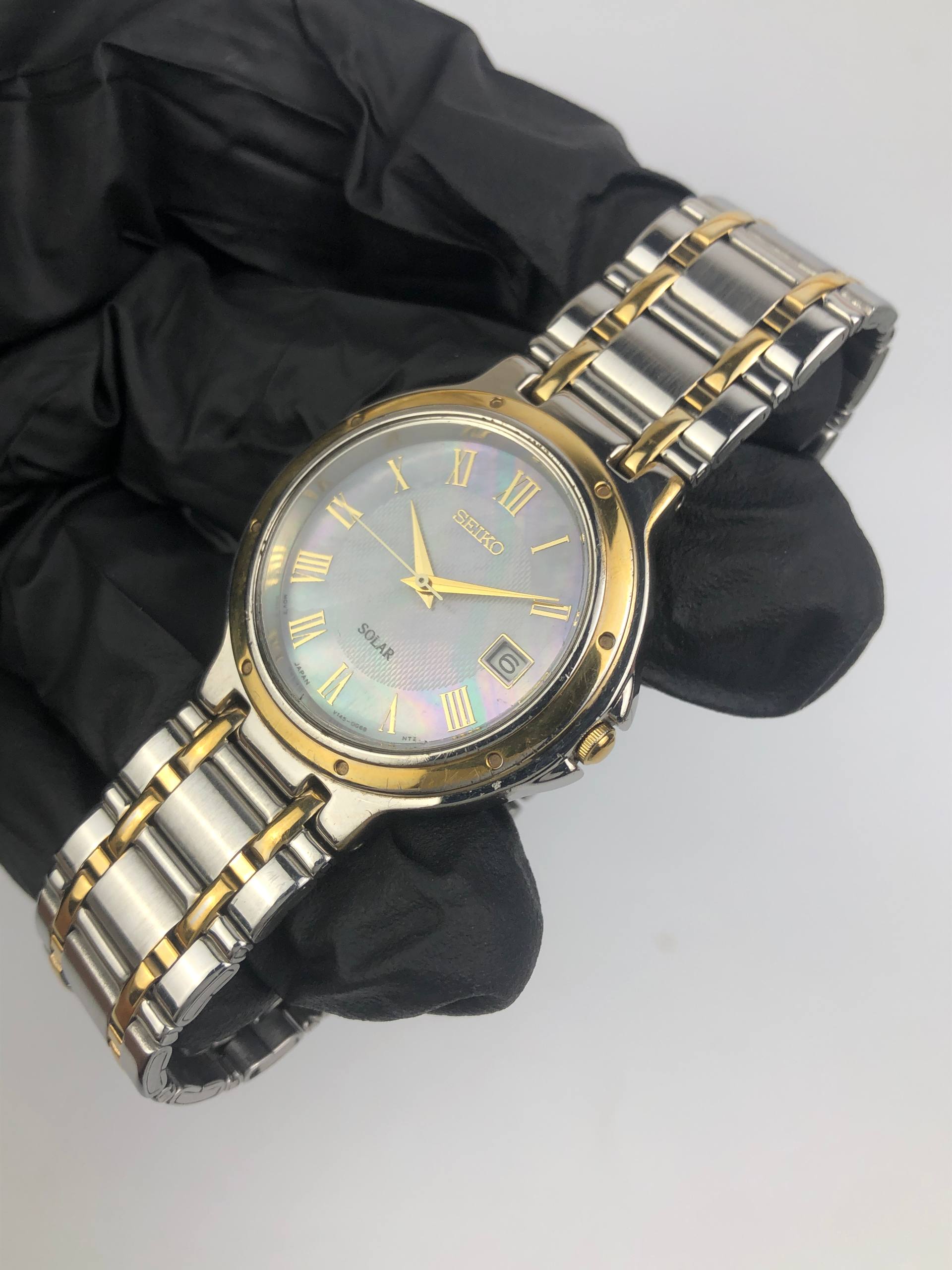 SEIKO SOLAR V145-0D40 TWOTONE ROMAN GUILOCHE DIAL - Gambar 3