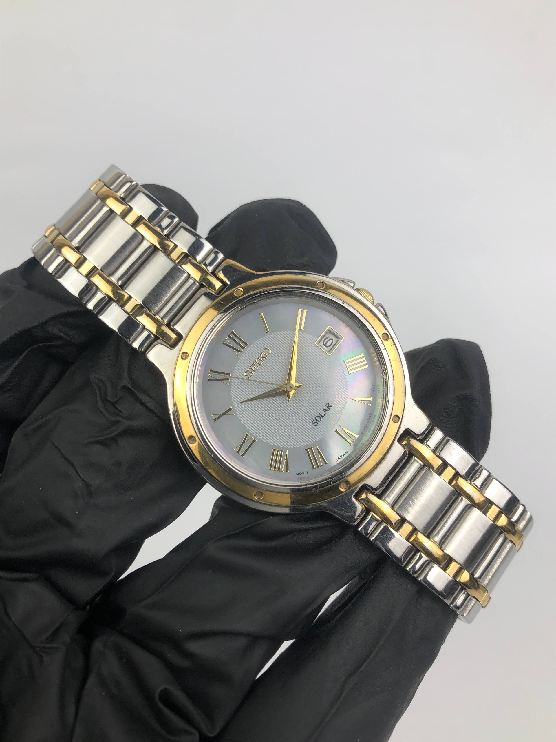 SEIKO SOLAR V145-0D40 TWOTONE ROMAN GUILOCHE DIAL - Gambar 4