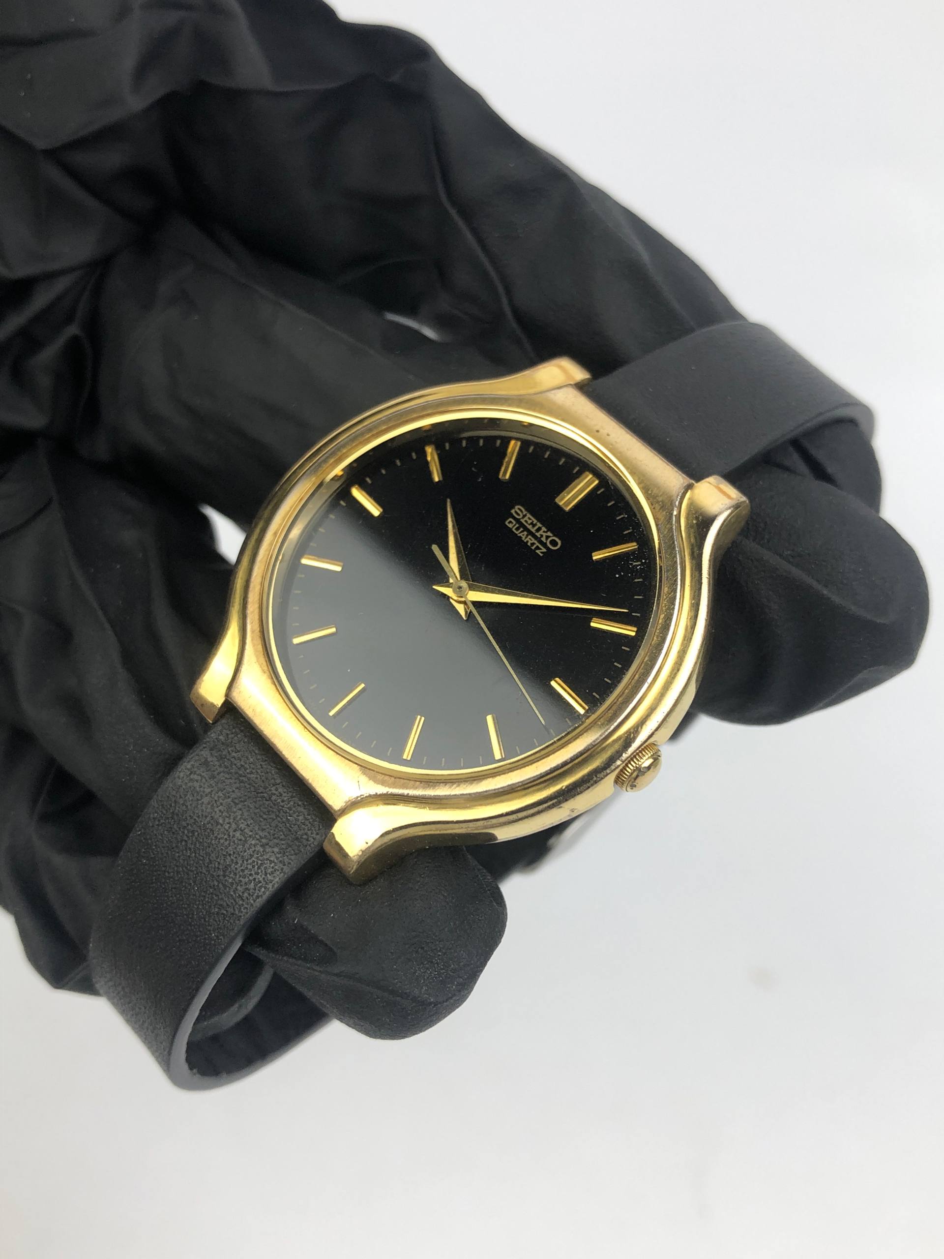 DRESSWATCH SEIKO V701-6K00 QUARTZ GOLD BLACK DIAL - Gambar 3