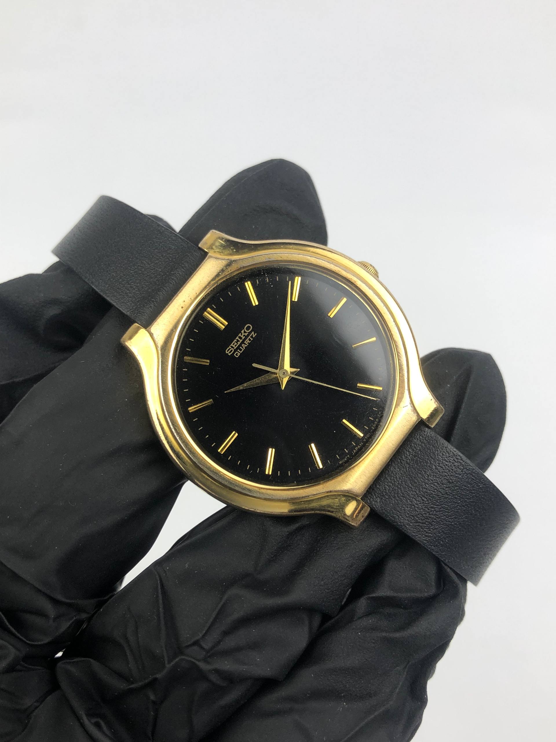 DRESSWATCH SEIKO V701-6K00 QUARTZ GOLD BLACK DIAL - Gambar 4