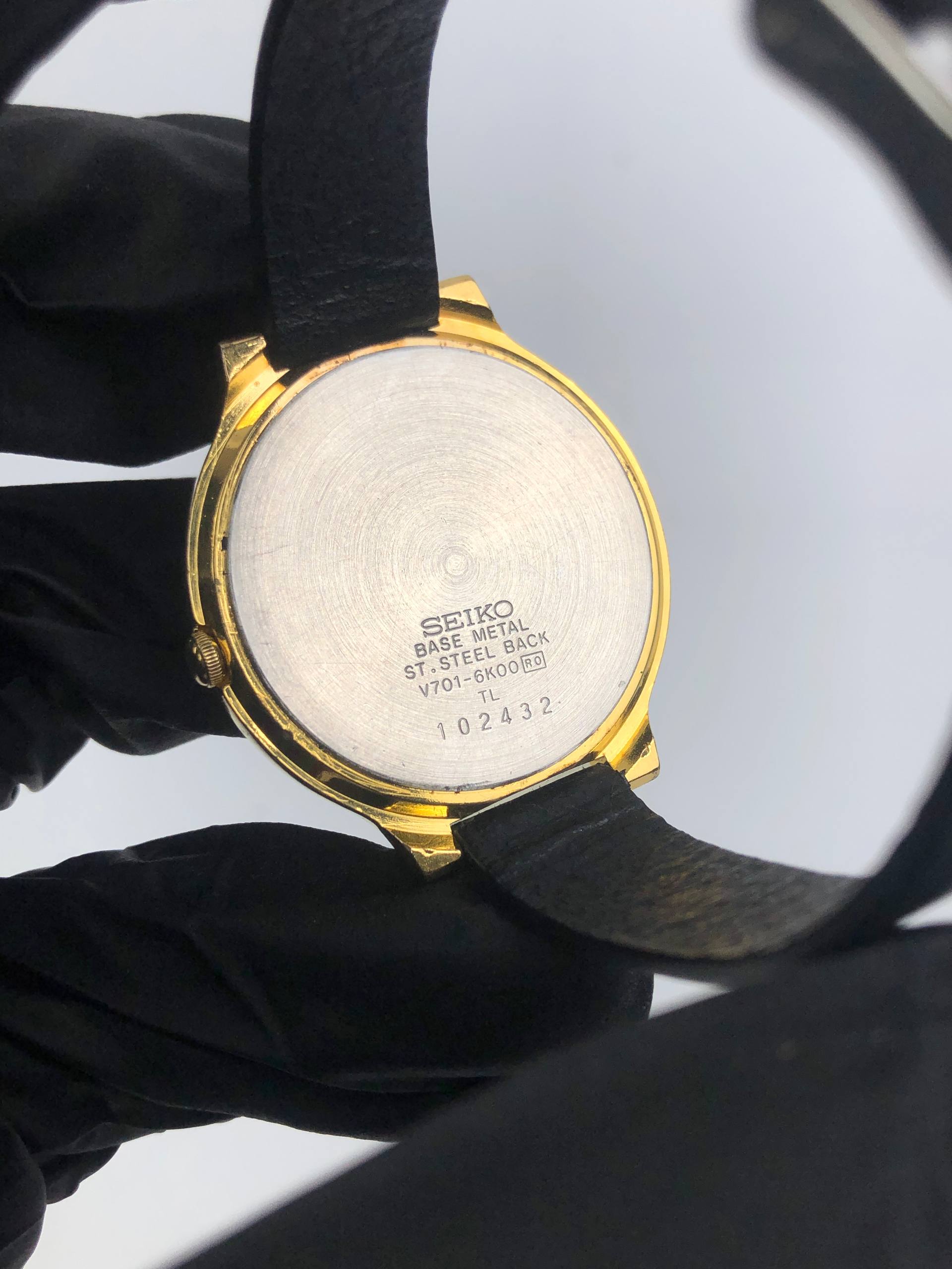 DRESSWATCH SEIKO V701-6K00 QUARTZ GOLD BLACK DIAL - Gambar 7