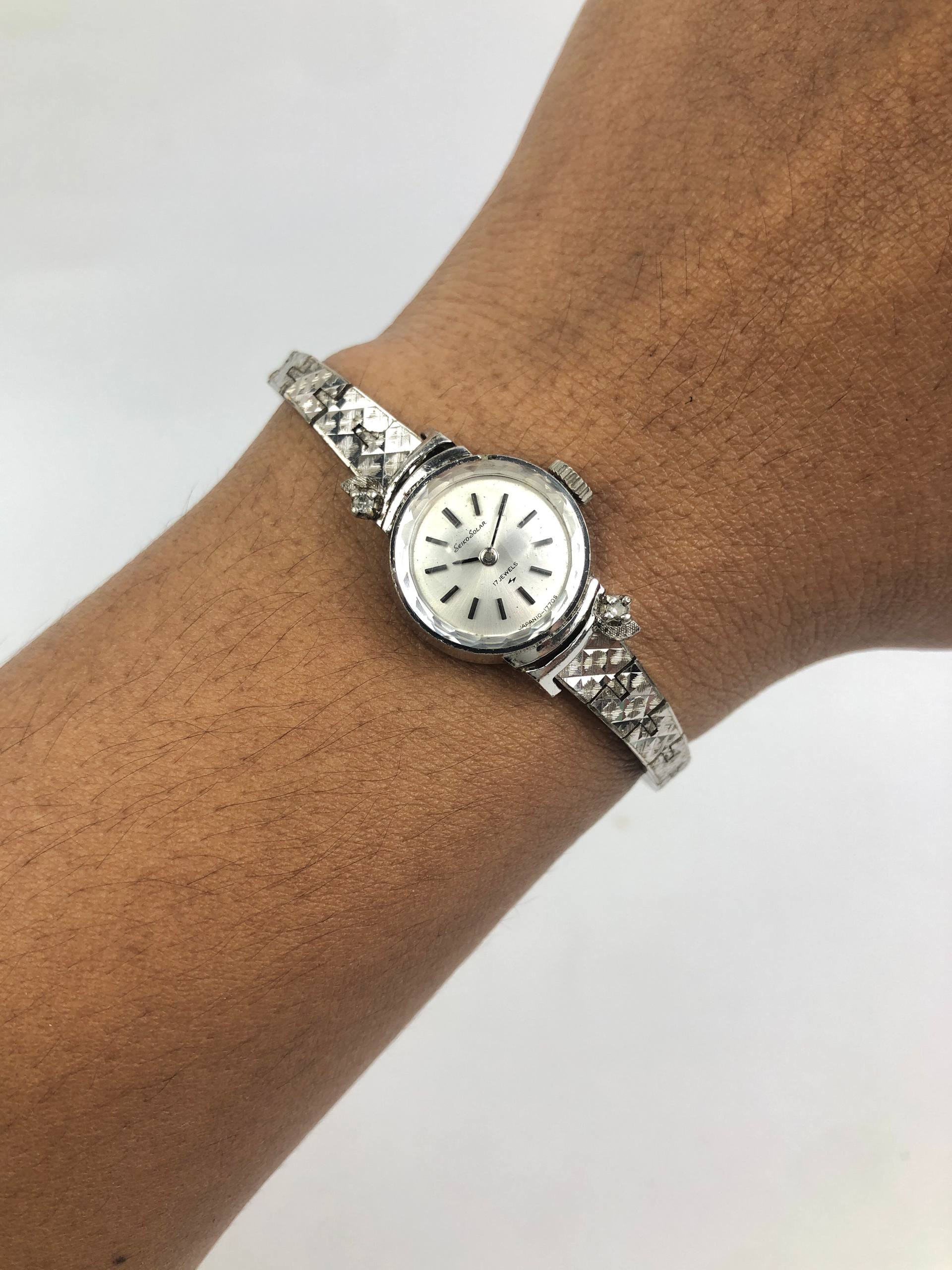 SEIKO SOLAR BEAUTIFUL LUG BANGLE WHITE GOLD PLATED 11-0820