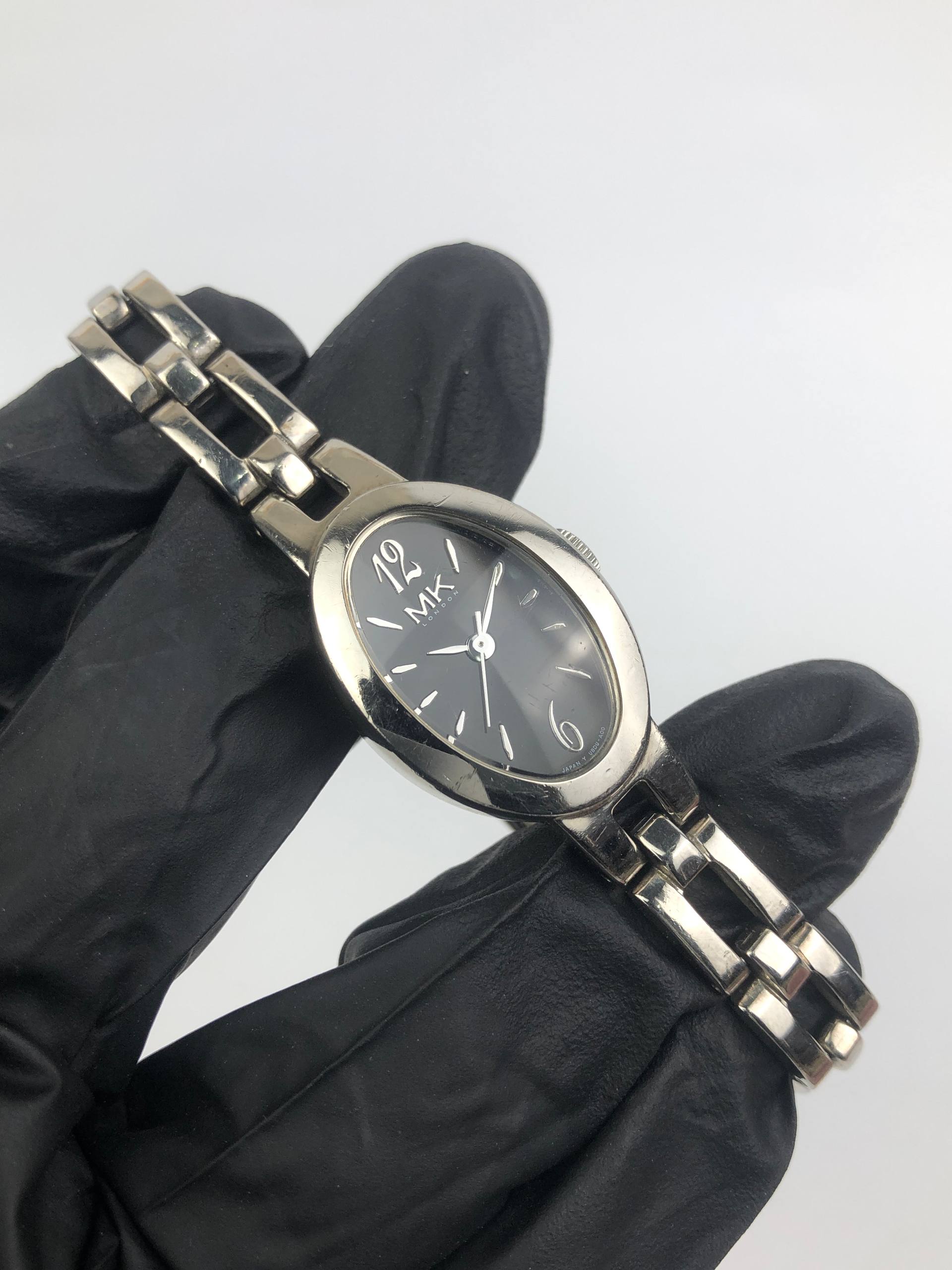 MICHIKO LONDON PALADIUM CASE BANGLE WATCH - Gambar 4