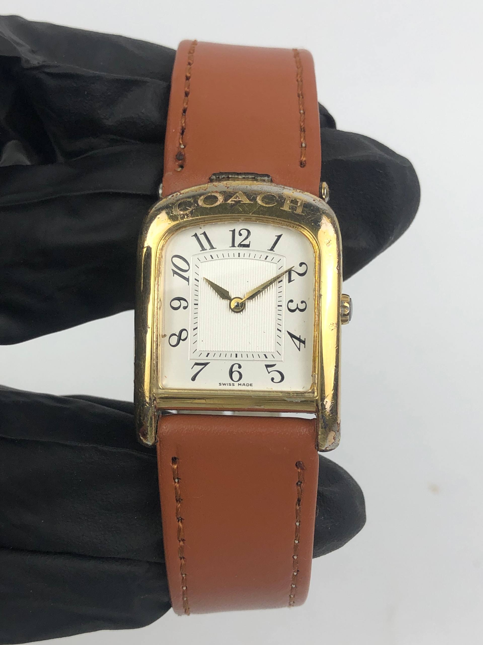 COACH W501A ARCH SWISS QUARTZ GOLD CASE WHITE DIAL S - Gambar 2