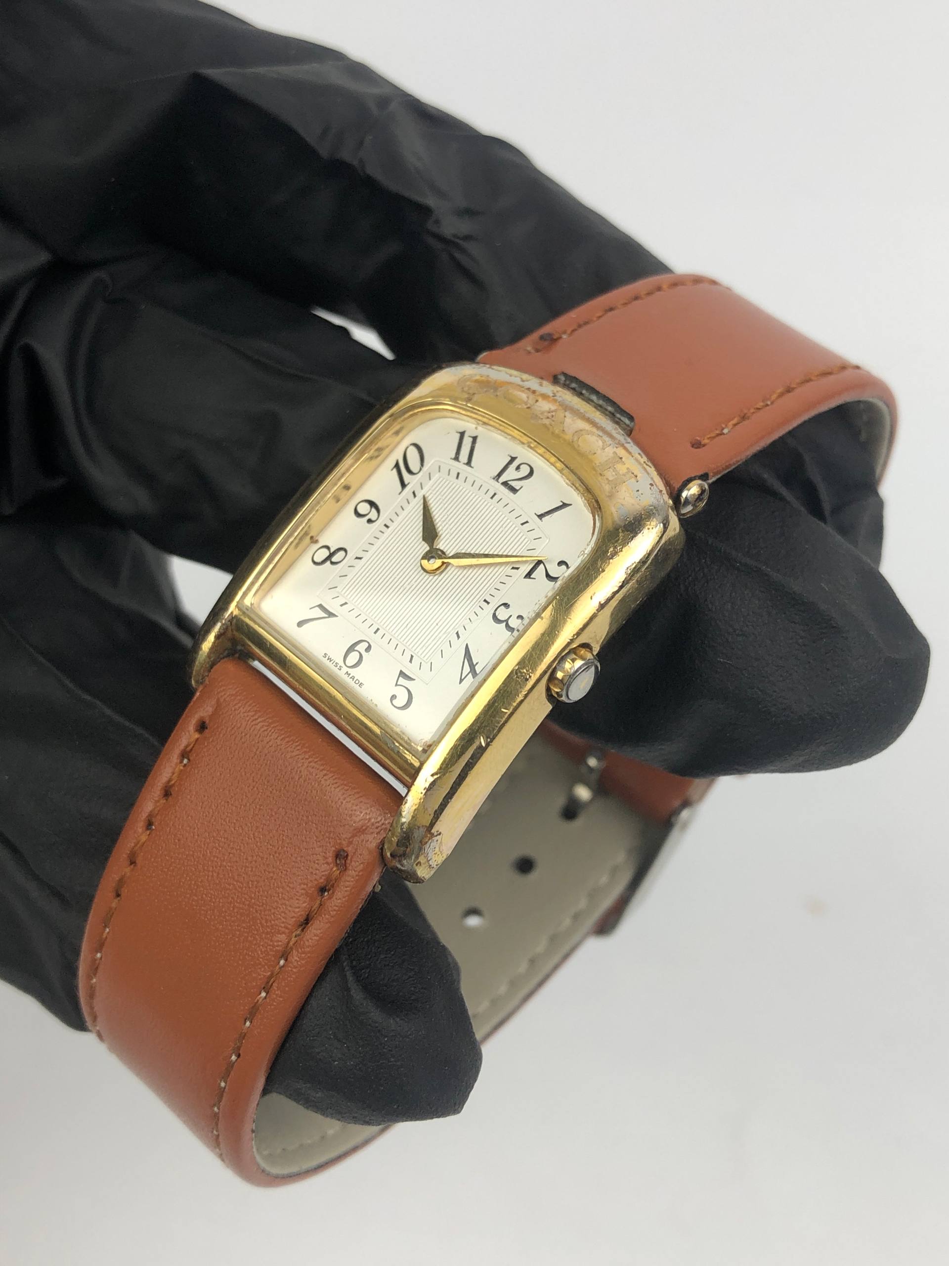 COACH W501A ARCH SWISS QUARTZ GOLD CASE WHITE DIAL S - Gambar 3