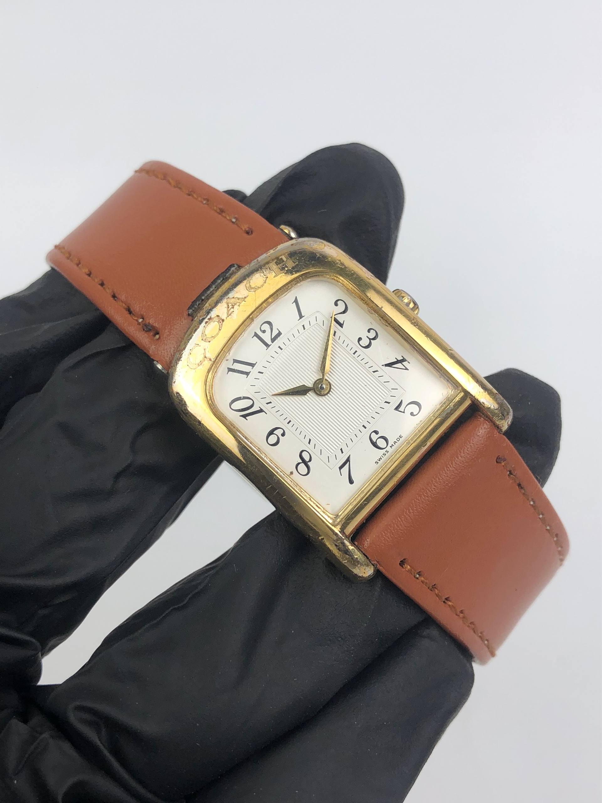 COACH W501A ARCH SWISS QUARTZ GOLD CASE WHITE DIAL S - Gambar 4
