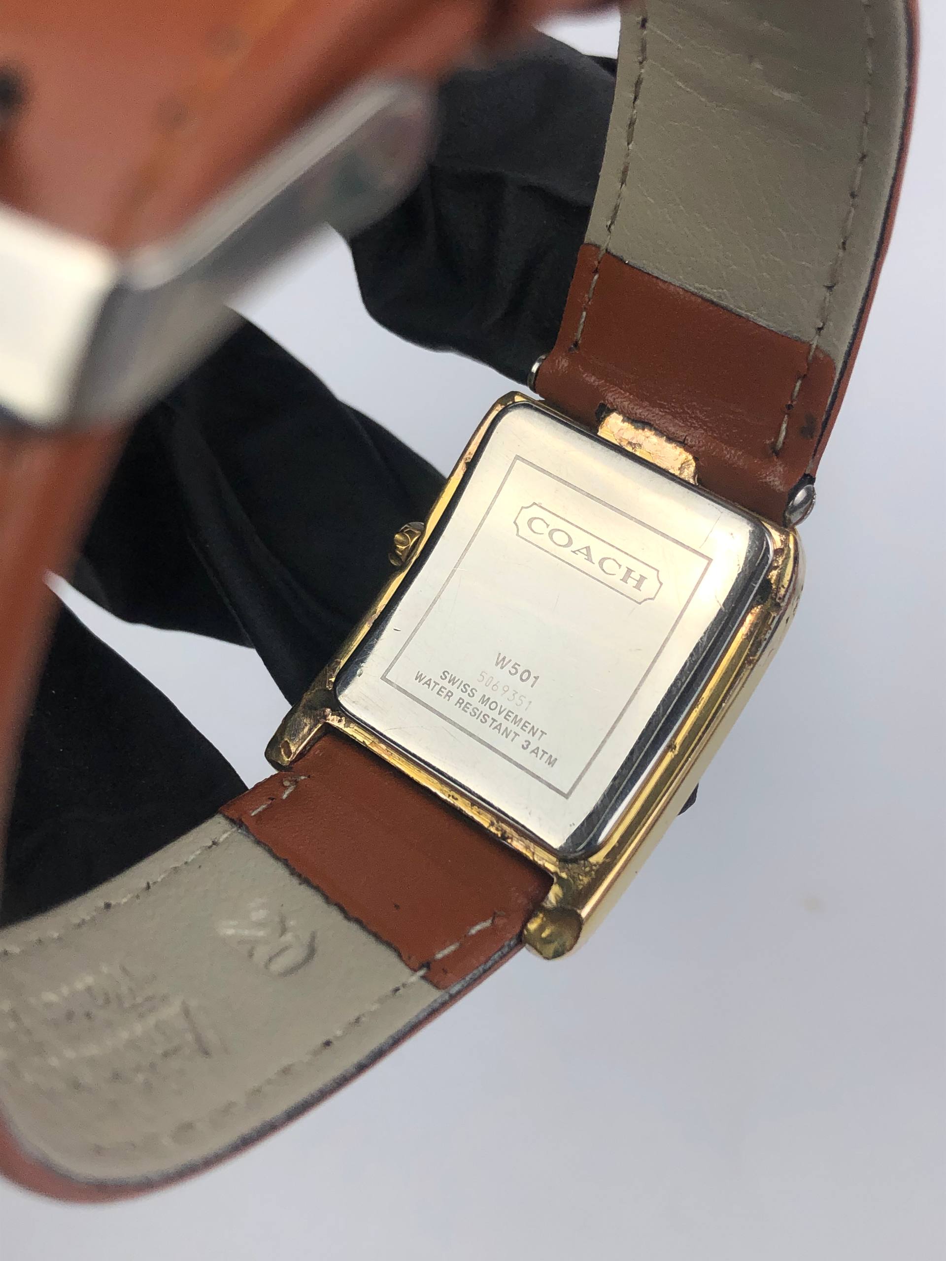 COACH W501A ARCH SWISS QUARTZ GOLD CASE WHITE DIAL S - Gambar 7