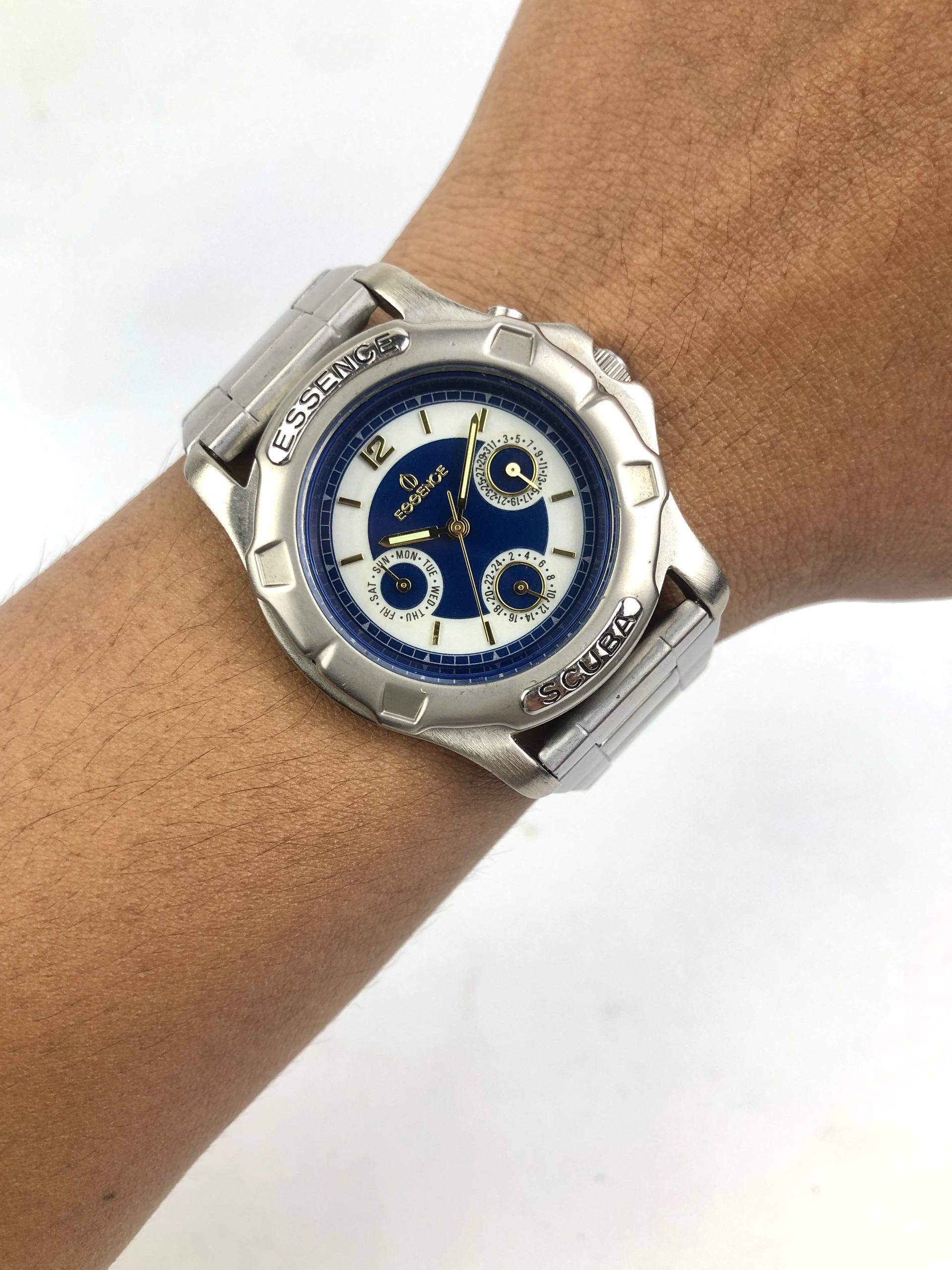 ESSENCE SWISSQUARTZ SCUBA MULTICALENDAR FULL LIGHT DIAL