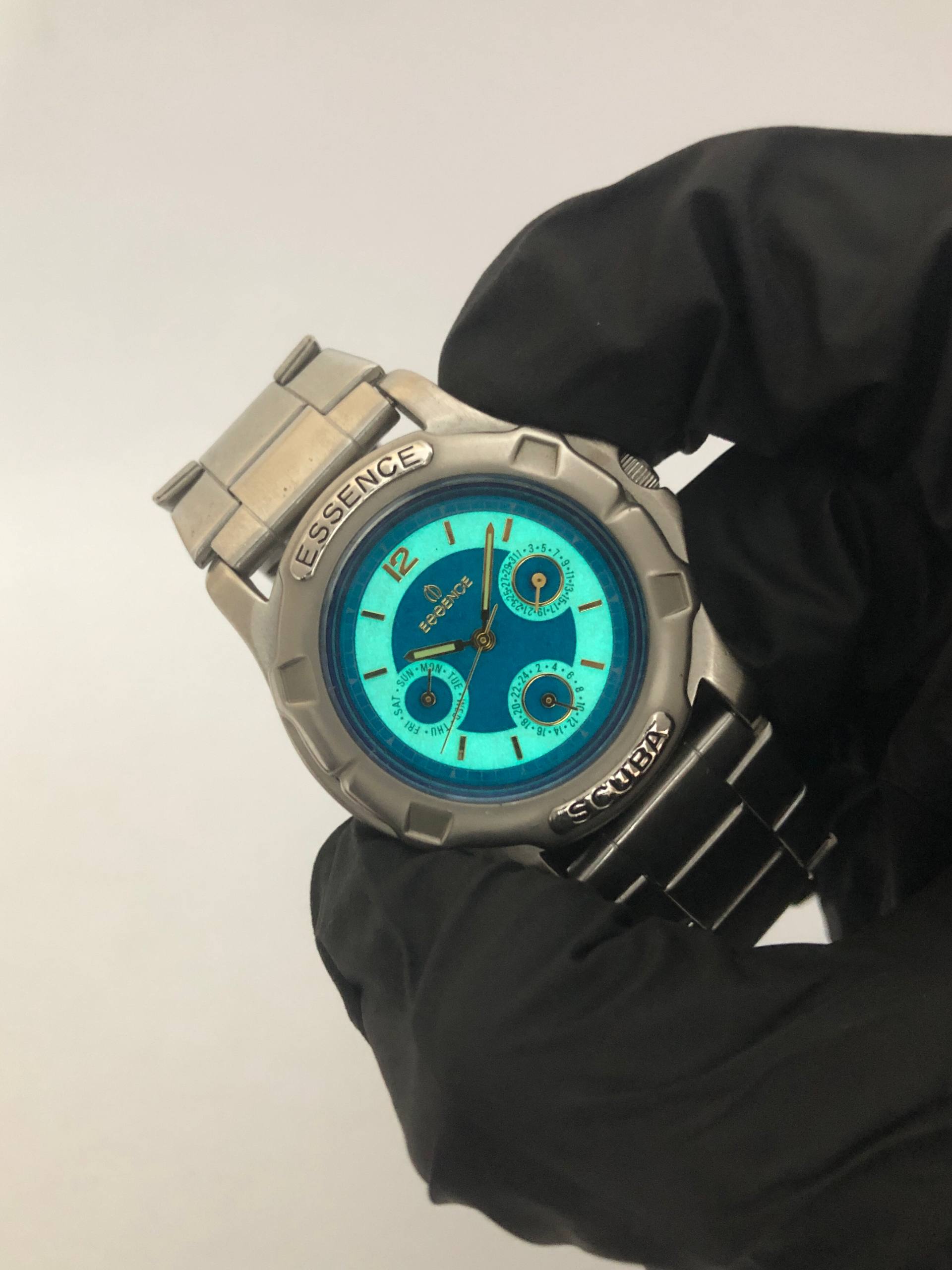 ESSENCE SWISSQUARTZ SCUBA MULTICALENDAR FULL LIGHT DIAL - Gambar 5